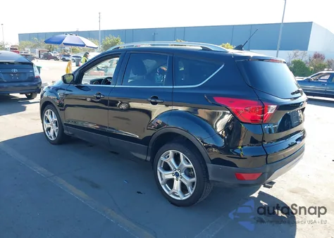 2019 Ford Escape Titanium z USA, uszkodzony, nr VIN 1FMCU0J94KUC55353